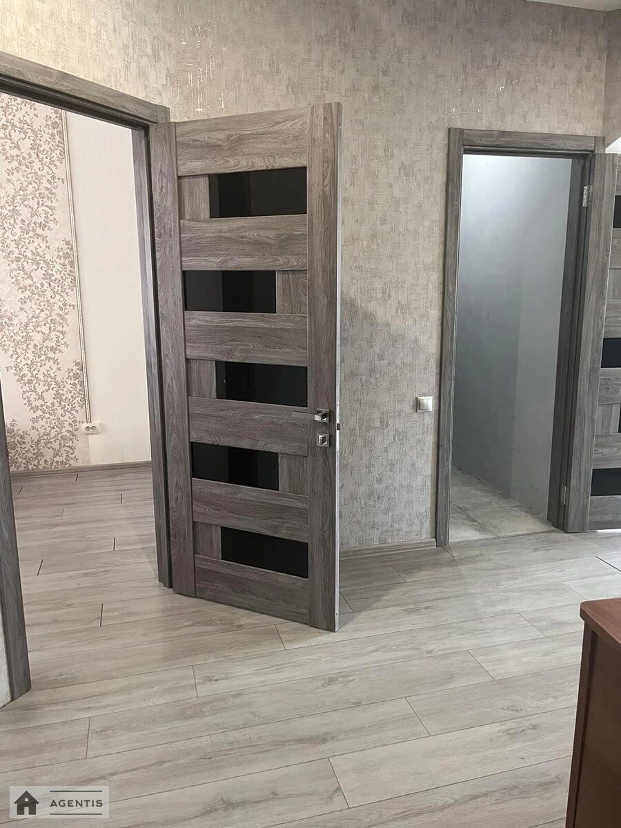 Сдам квартиру 3 комнаты, 67 m², 1 эт./10 этажей. 28, Проспект Героїв Небесної Сотні , Софиевская Борщаговка. 