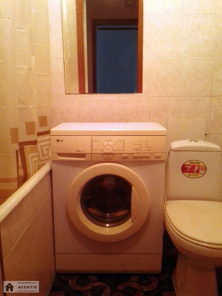 Здам квартиру 1 кімната, 25 m², 2 пов./5 поверхів. Смілянська, Київ. 