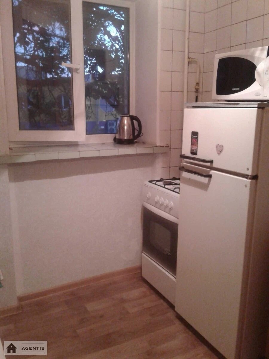 Apartment for rent 1 room, 25 m², 2nd fl./5 floors. Smilyanska, Kyiv. 