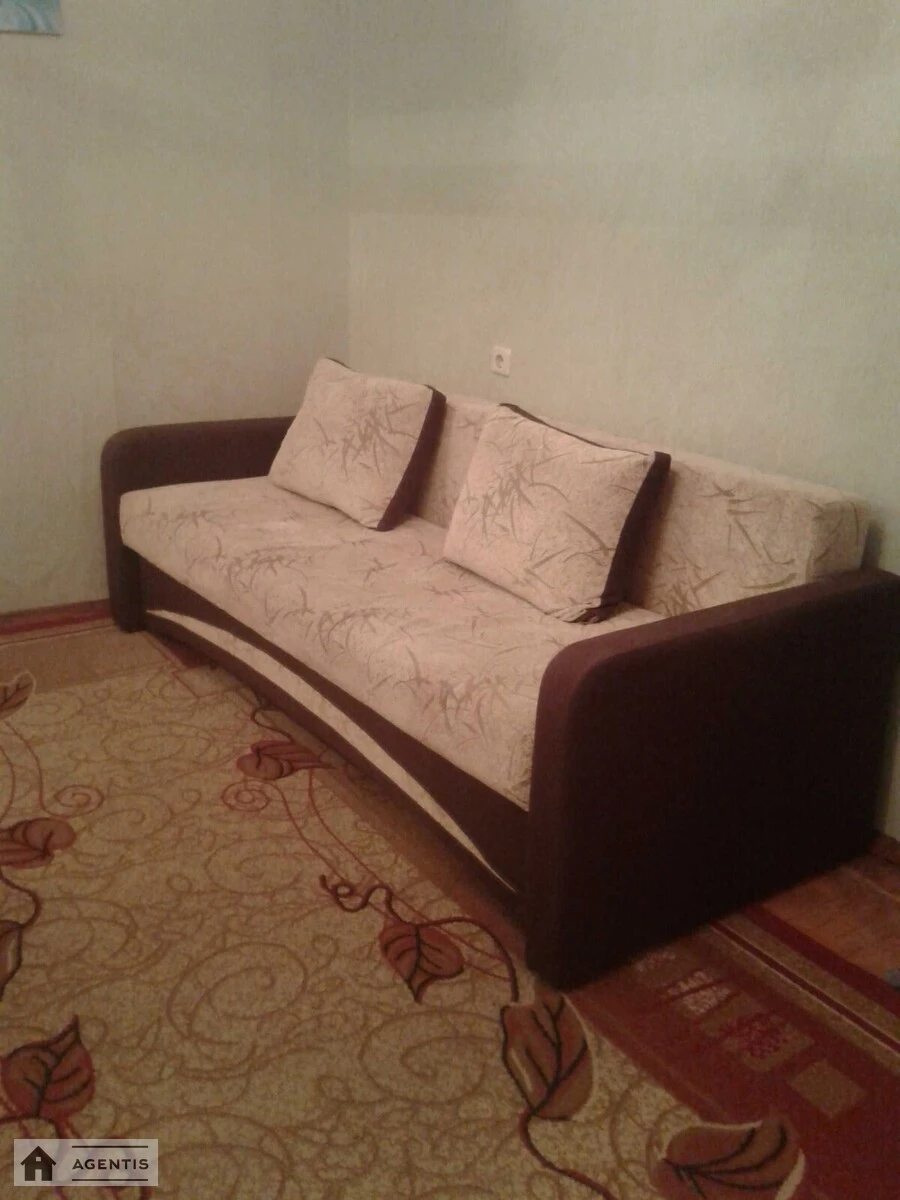 Apartment for rent 1 room, 25 m², 2nd fl./5 floors. Smilyanska, Kyiv. 