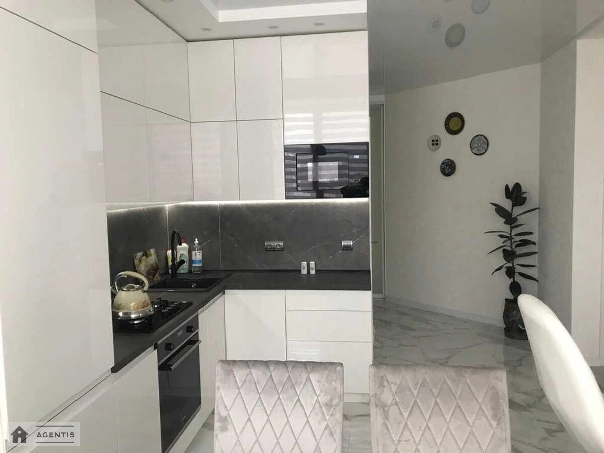 Сдам квартиру 3 комнаты, 70 m², 9 эт./10 этажей. 34, Боголюбова , Киев. 