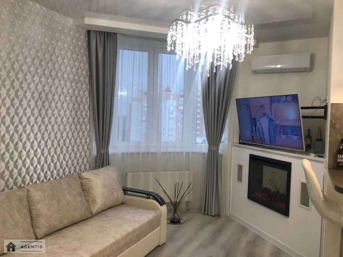 Сдам квартиру 3 комнаты, 70 m², 9 эт./10 этажей. 34, Боголюбова , Киев. 