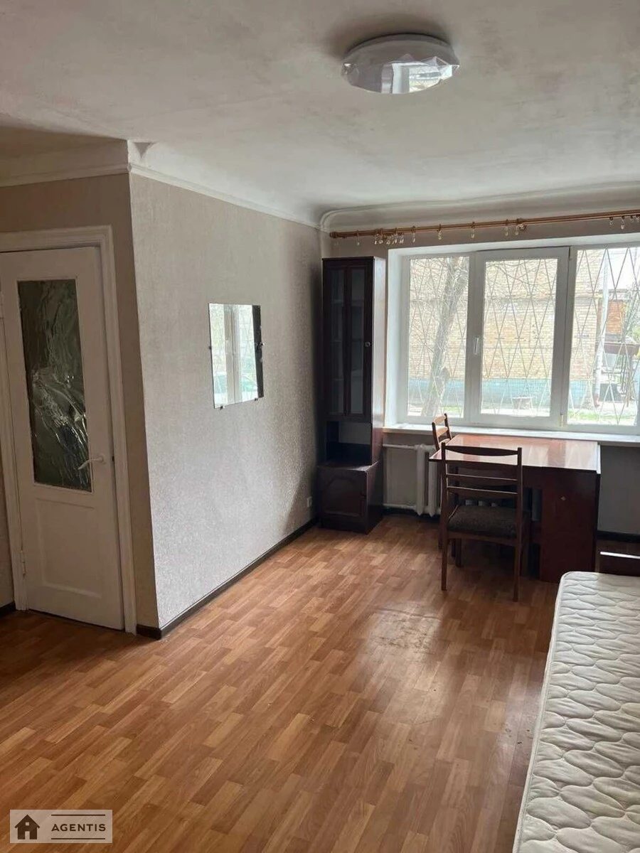 Сдам квартиру 2 комнаты, 42 m², 1 эт./5 этажей. Отрадный, Киев. 