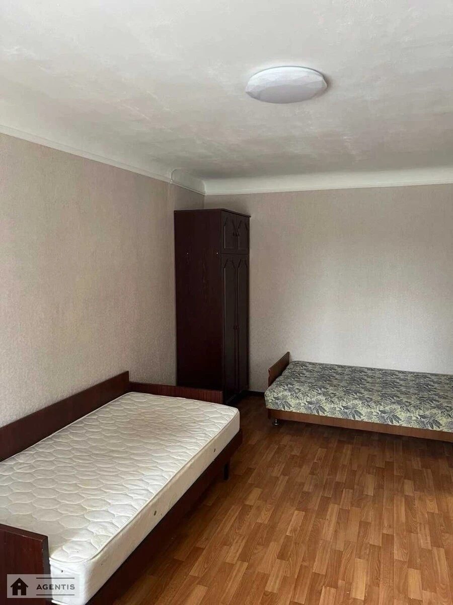 Сдам квартиру 2 комнаты, 42 m², 1 эт./5 этажей. Отрадный, Киев. 