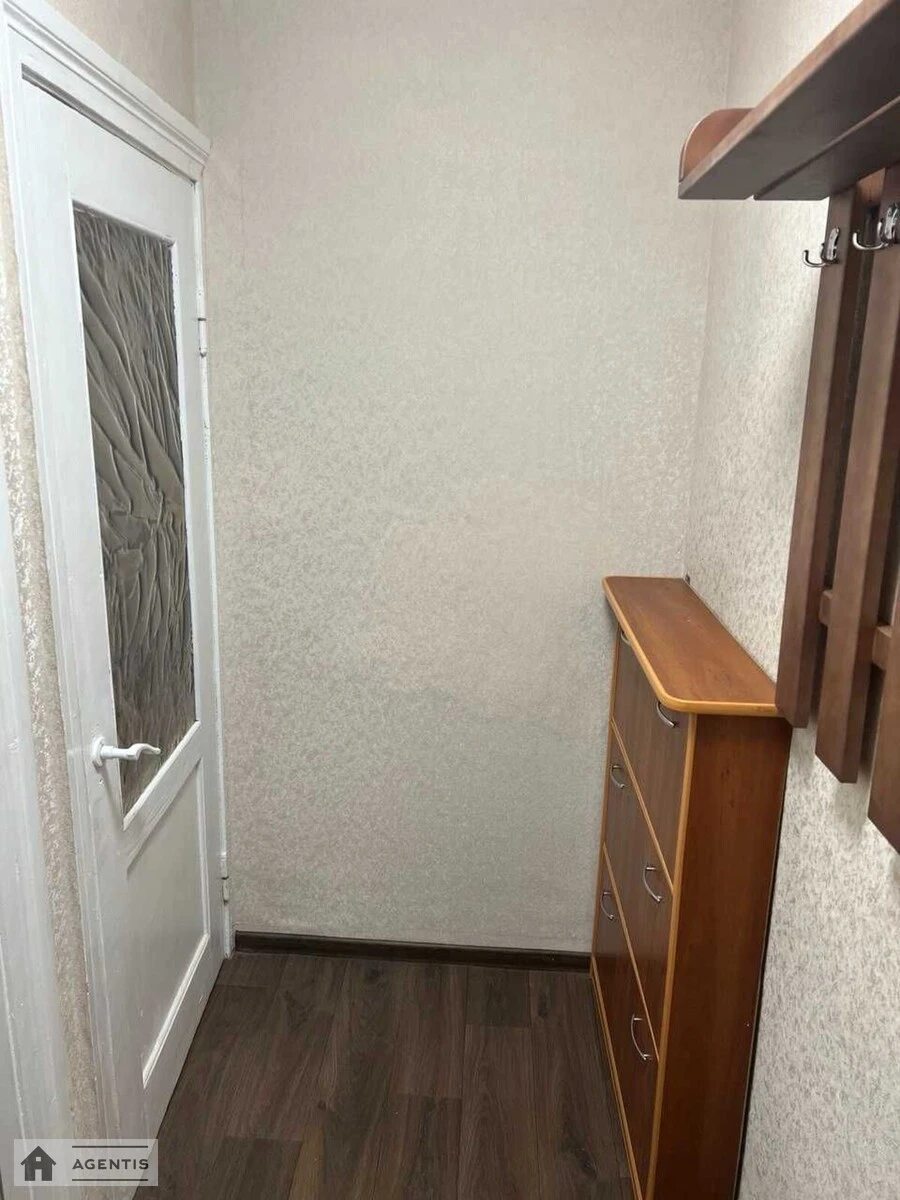 Apartment for rent 2 rooms, 42 m², 1st fl./5 floors. Vidradniy, Kyiv. 