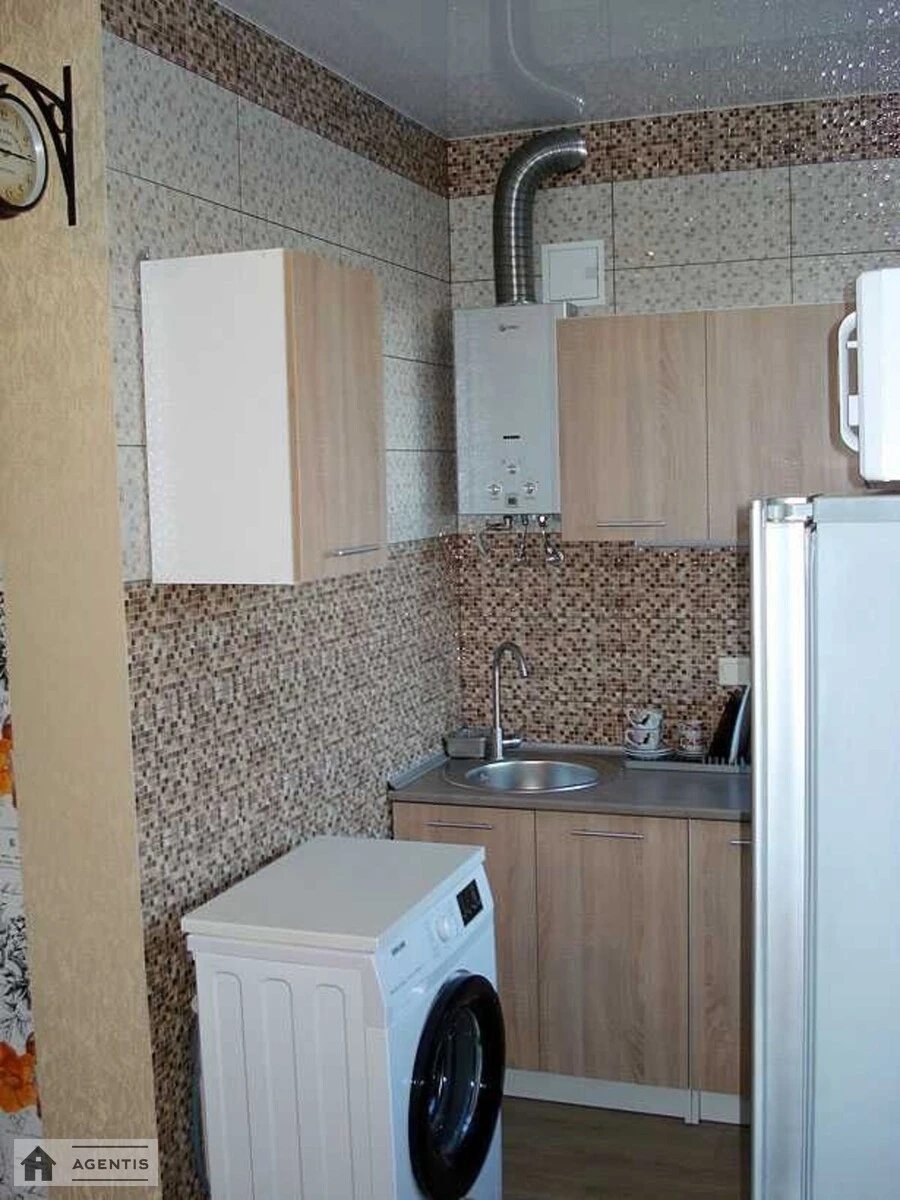 Apartment for rent 1 room, 30 m², 2nd fl./5 floors. 3, Naberezhno-Lugova 3, Kyiv. 