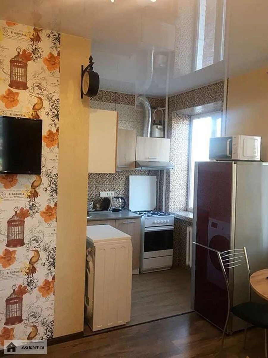 Apartment for rent 1 room, 30 m², 2nd fl./5 floors. 3, Naberezhno-Lugova 3, Kyiv. 