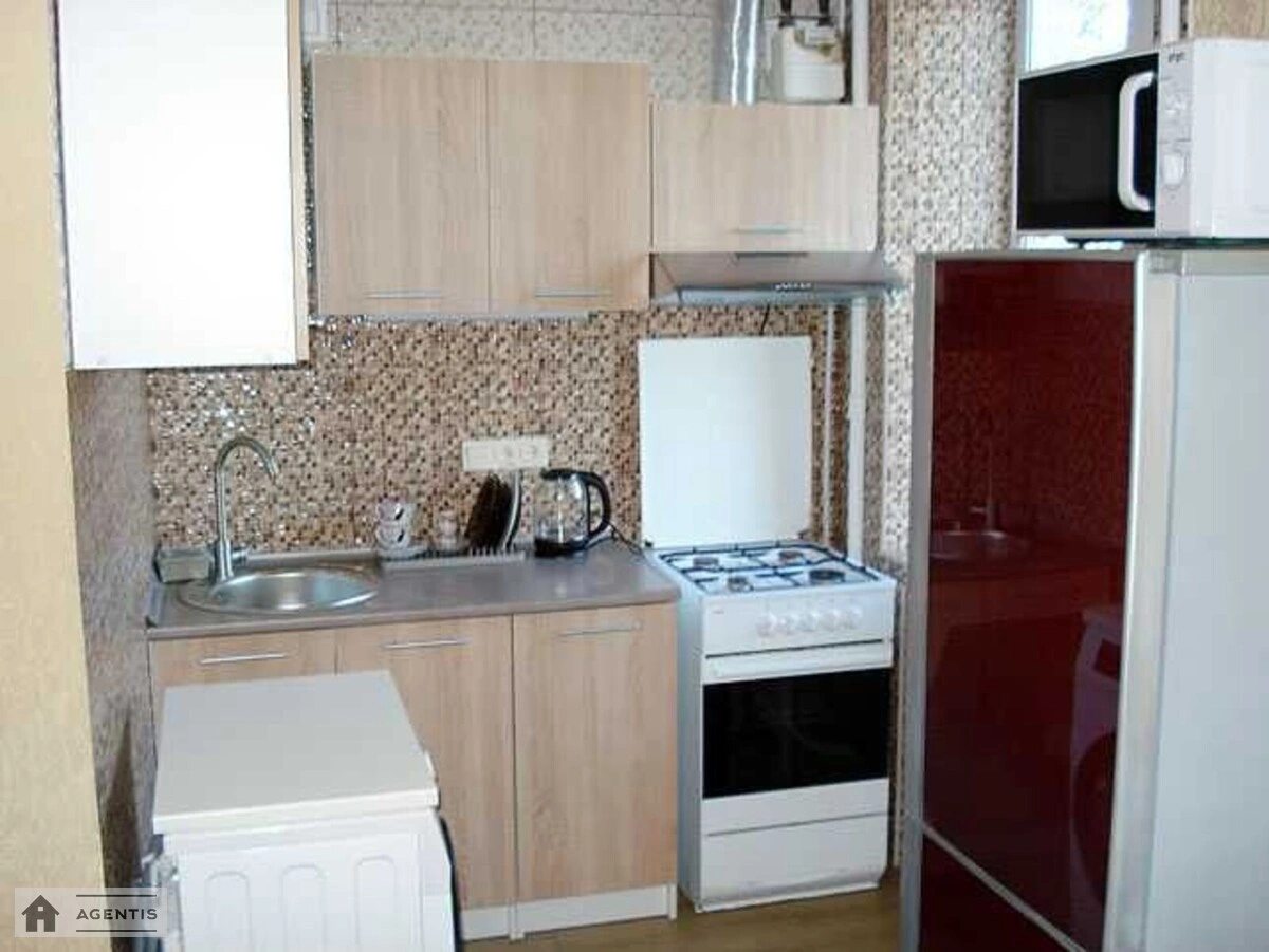 Apartment for rent 1 room, 30 m², 2nd fl./5 floors. 3, Naberezhno-Lugova 3, Kyiv. 