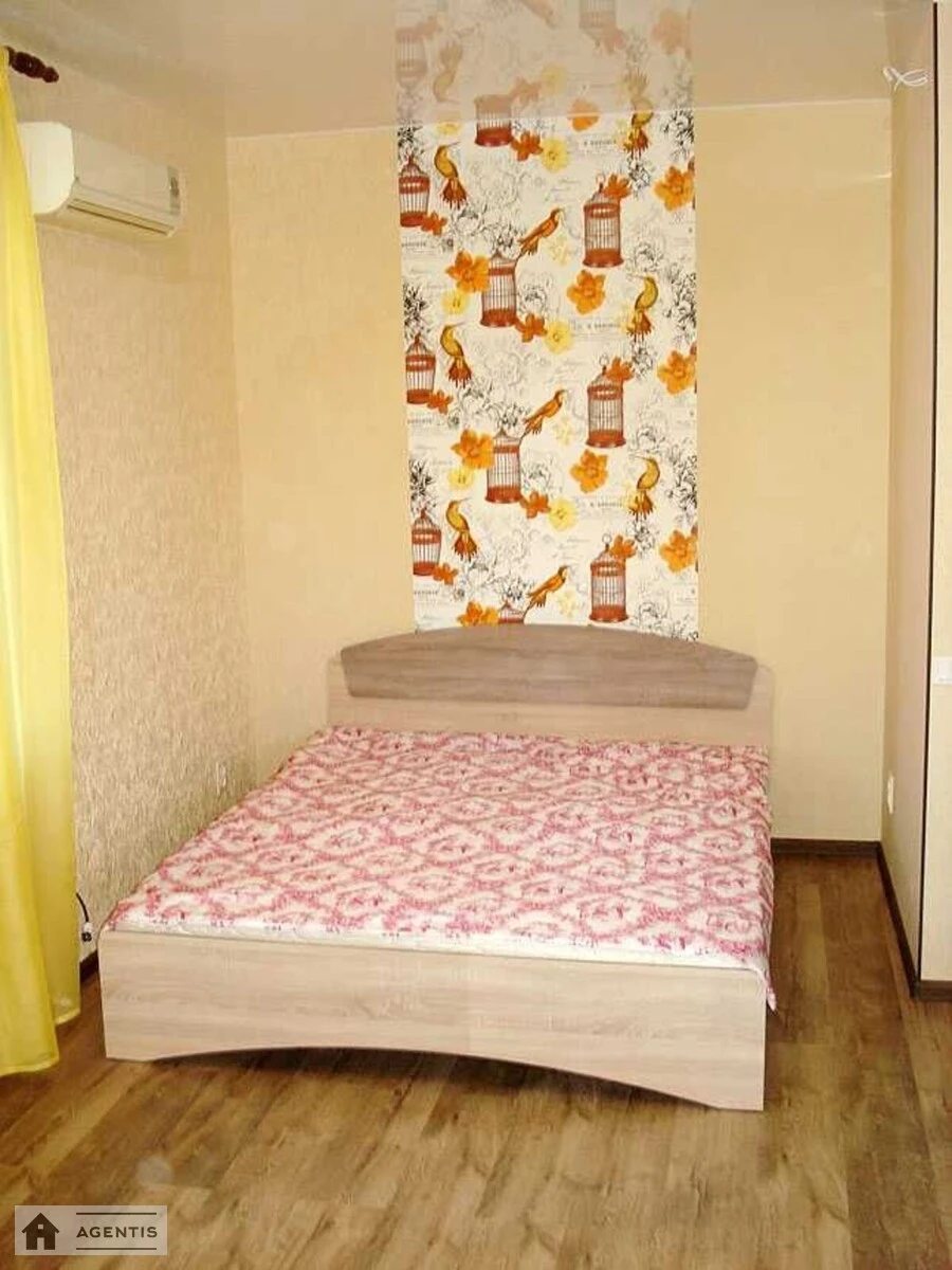 Apartment for rent 1 room, 30 m², 2nd fl./5 floors. 3, Naberezhno-Lugova 3, Kyiv. 