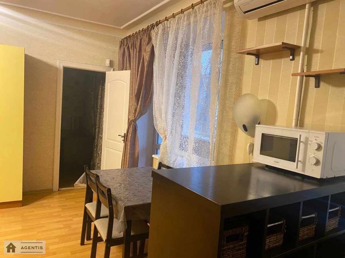 Apartment for rent 2 rooms, 45 m², 2nd fl./5 floors. Darnytcka, Kyiv. 