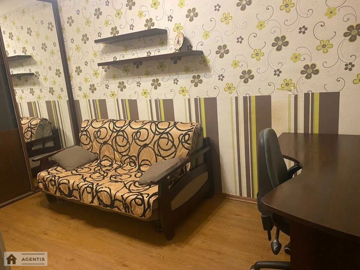 Apartment for rent 2 rooms, 45 m², 2nd fl./5 floors. Darnytcka, Kyiv. 