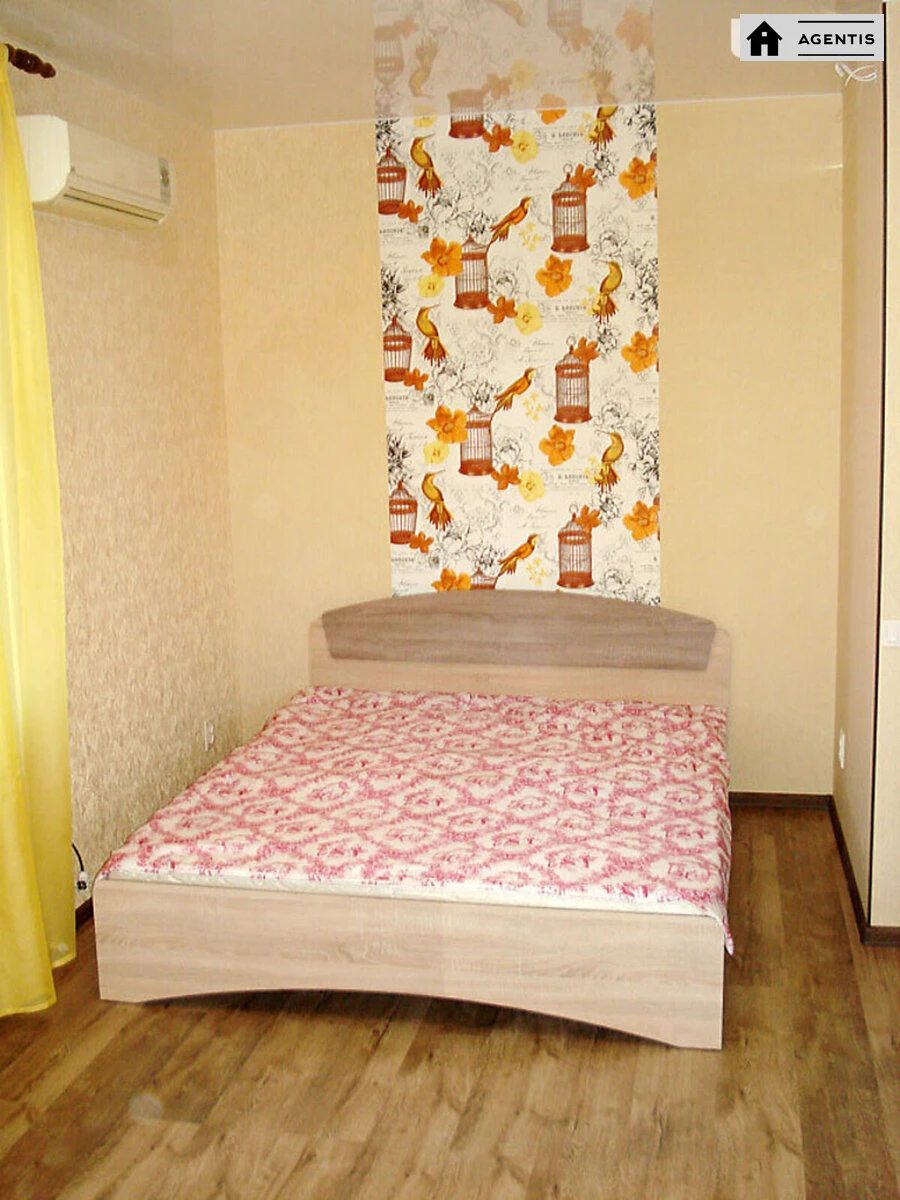 Apartment for rent 1 room, 30 m², 3rd fl./5 floors. 3, Naberezhno-Lugova 3, Kyiv. 