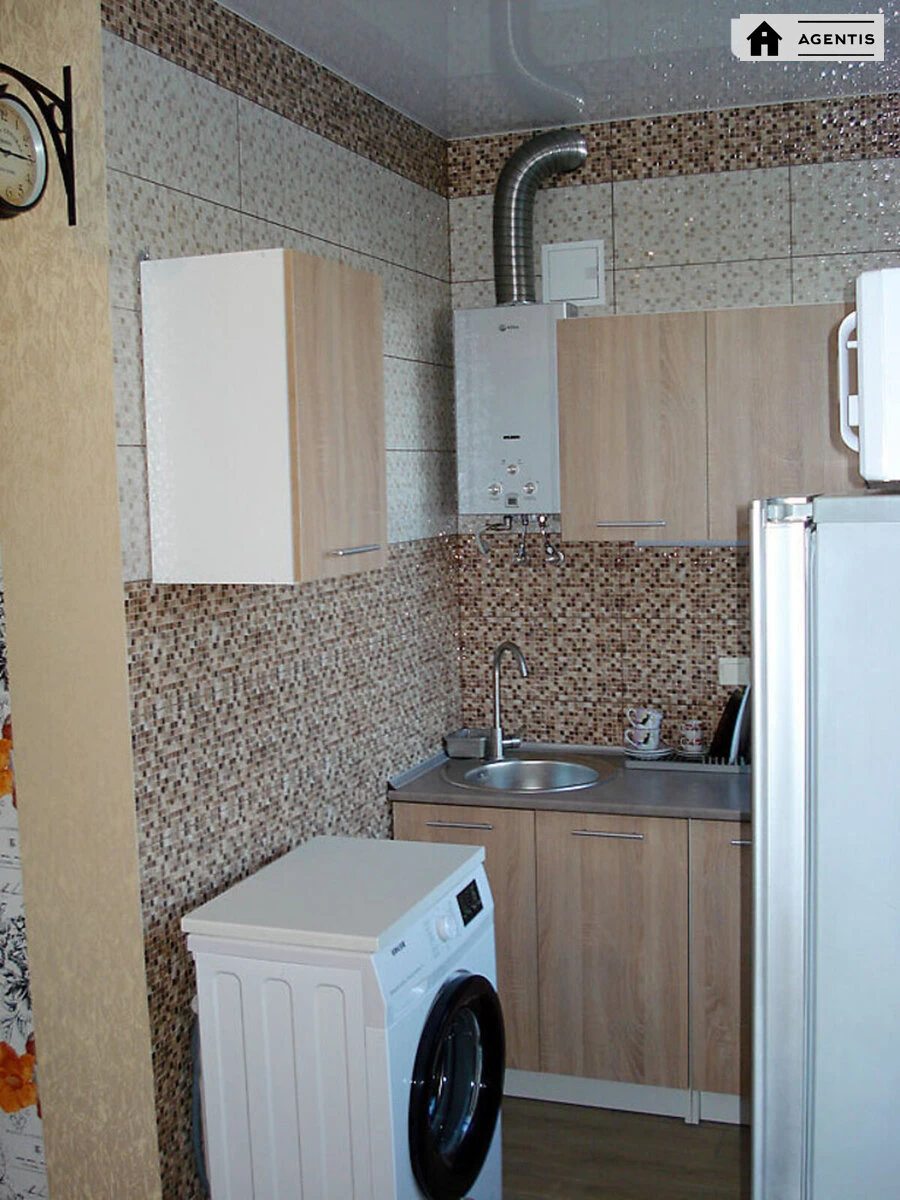 Apartment for rent 1 room, 30 m², 3rd fl./5 floors. 3, Naberezhno-Lugova 3, Kyiv. 