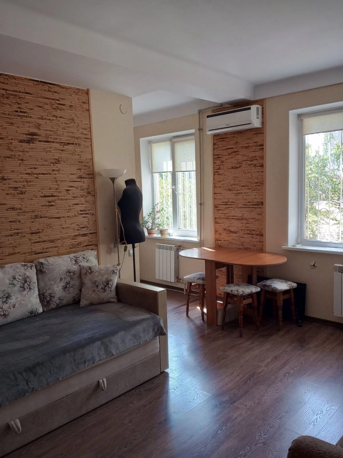 Apartment for rent 1 room, 30 m², 1st fl./5 floors. 3, Minina 3, Kyiv. 