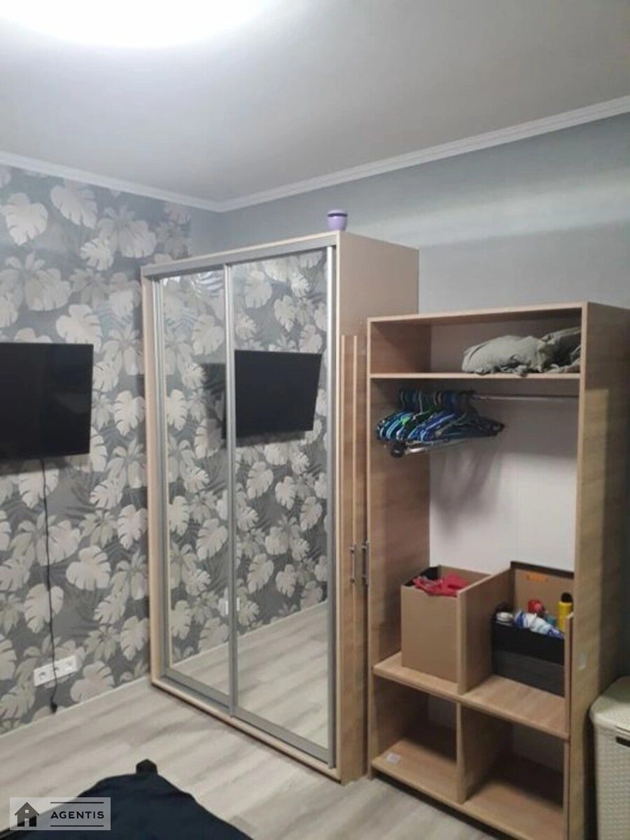 Сдам квартиру 3 комнаты, 74 m², 5 эт./9 этажей. Академіка Писаржевського вул., Киев. 