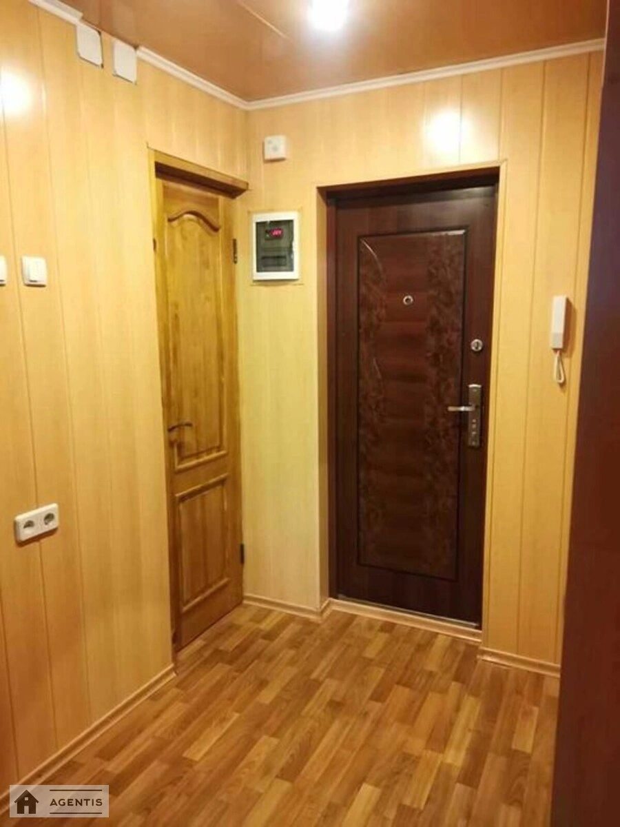 Apartment for rent 1 room, 33 m², 3rd fl./5 floors. 46, Vyshgorodska 46, Kyiv. 