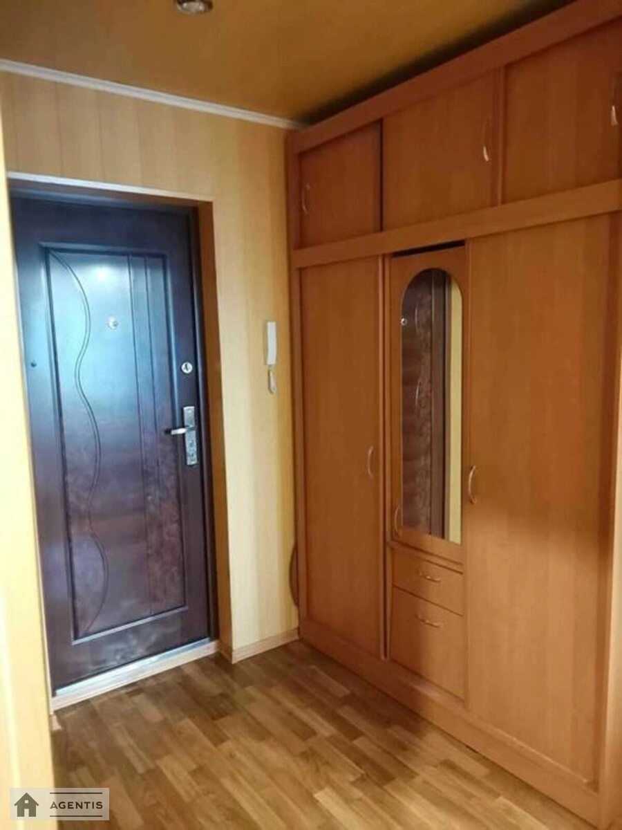 Apartment for rent 1 room, 33 m², 3rd fl./5 floors. 46, Vyshgorodska 46, Kyiv. 