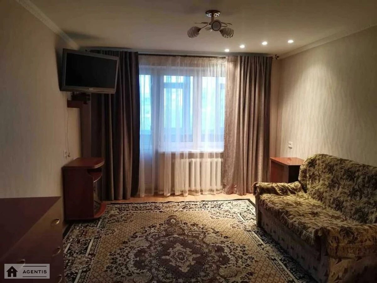 Apartment for rent 1 room, 33 m², 3rd fl./5 floors. 46, Vyshgorodska 46, Kyiv. 