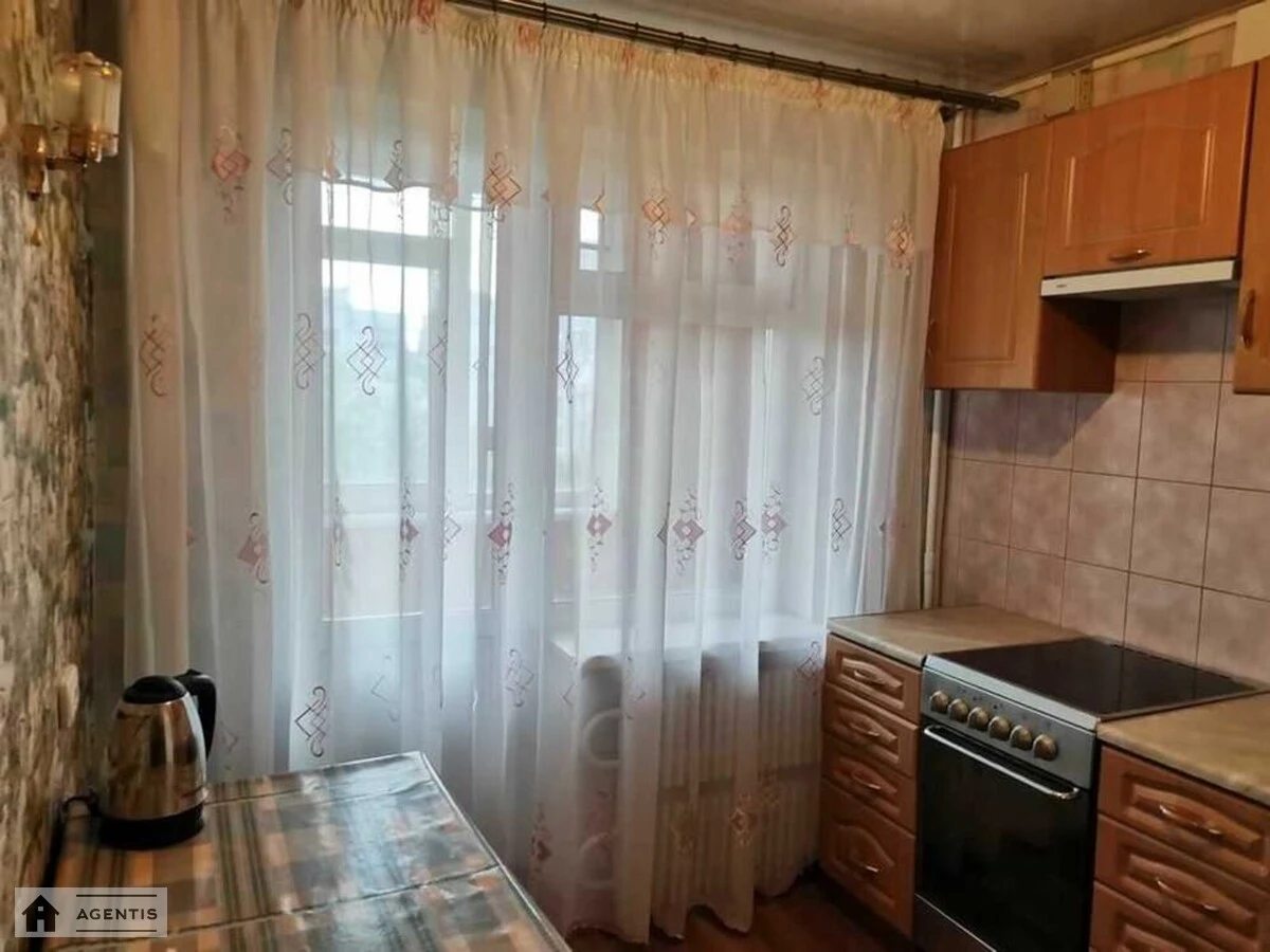 Сдам квартиру 1 комната, 33 m², 3 эт./5 этажей. 46, Вышгородская 46, Киев. 