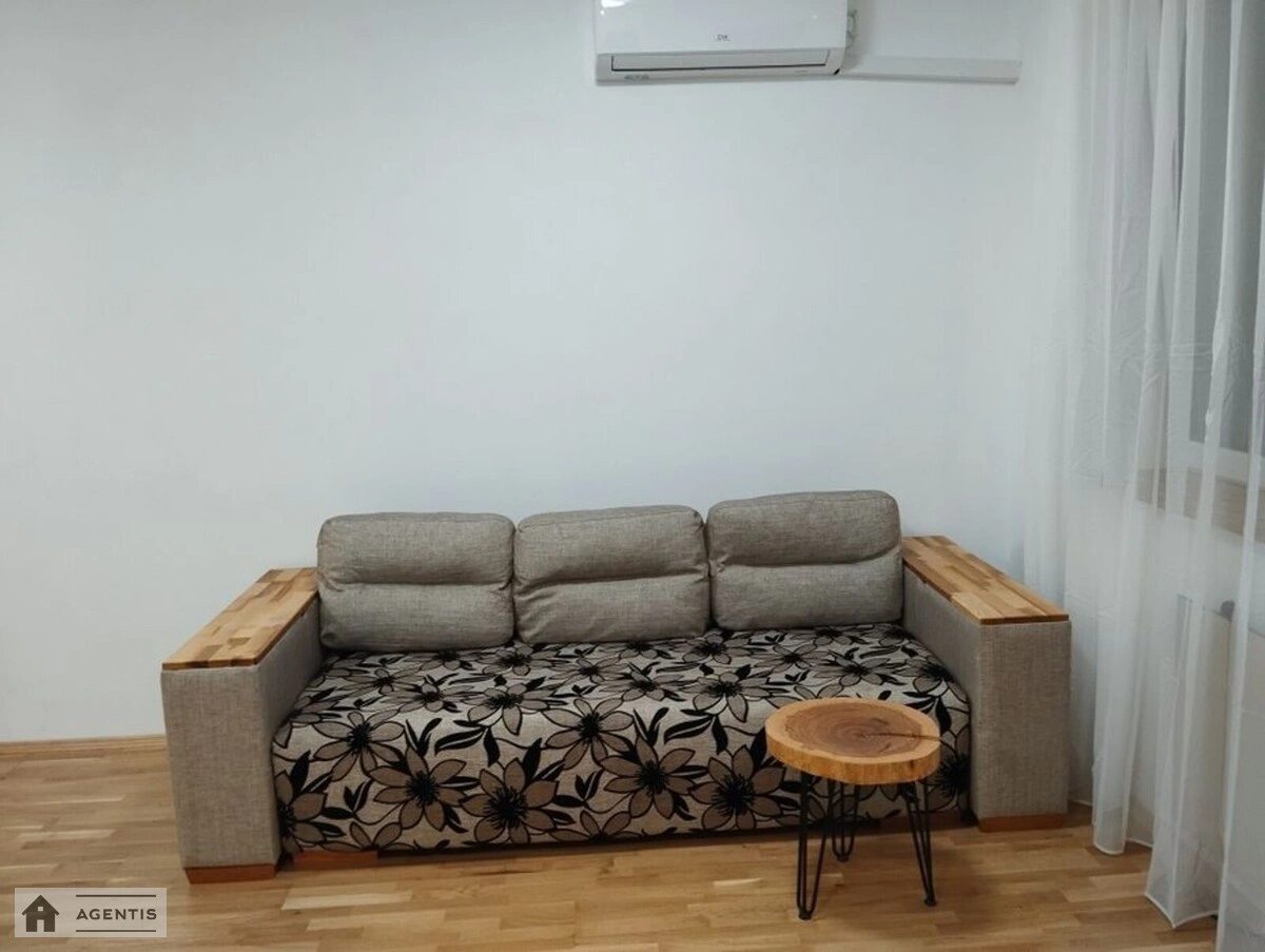 Сдам квартиру 1 комната, 25 m², 4 эт./4 этажа. Практична вул., Киев. 