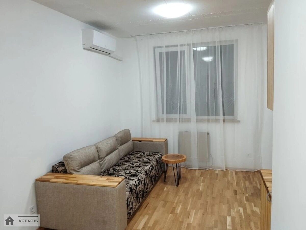 Сдам квартиру 1 комната, 25 m², 4 эт./4 этажа. Практична вул., Киев. 