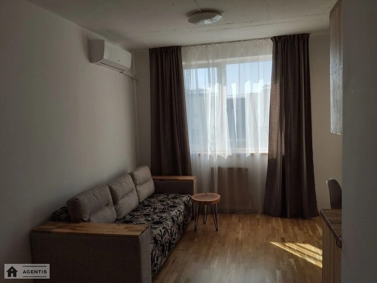 Сдам квартиру 1 комната, 25 m², 4 эт./4 этажа. Практична вул., Киев. 