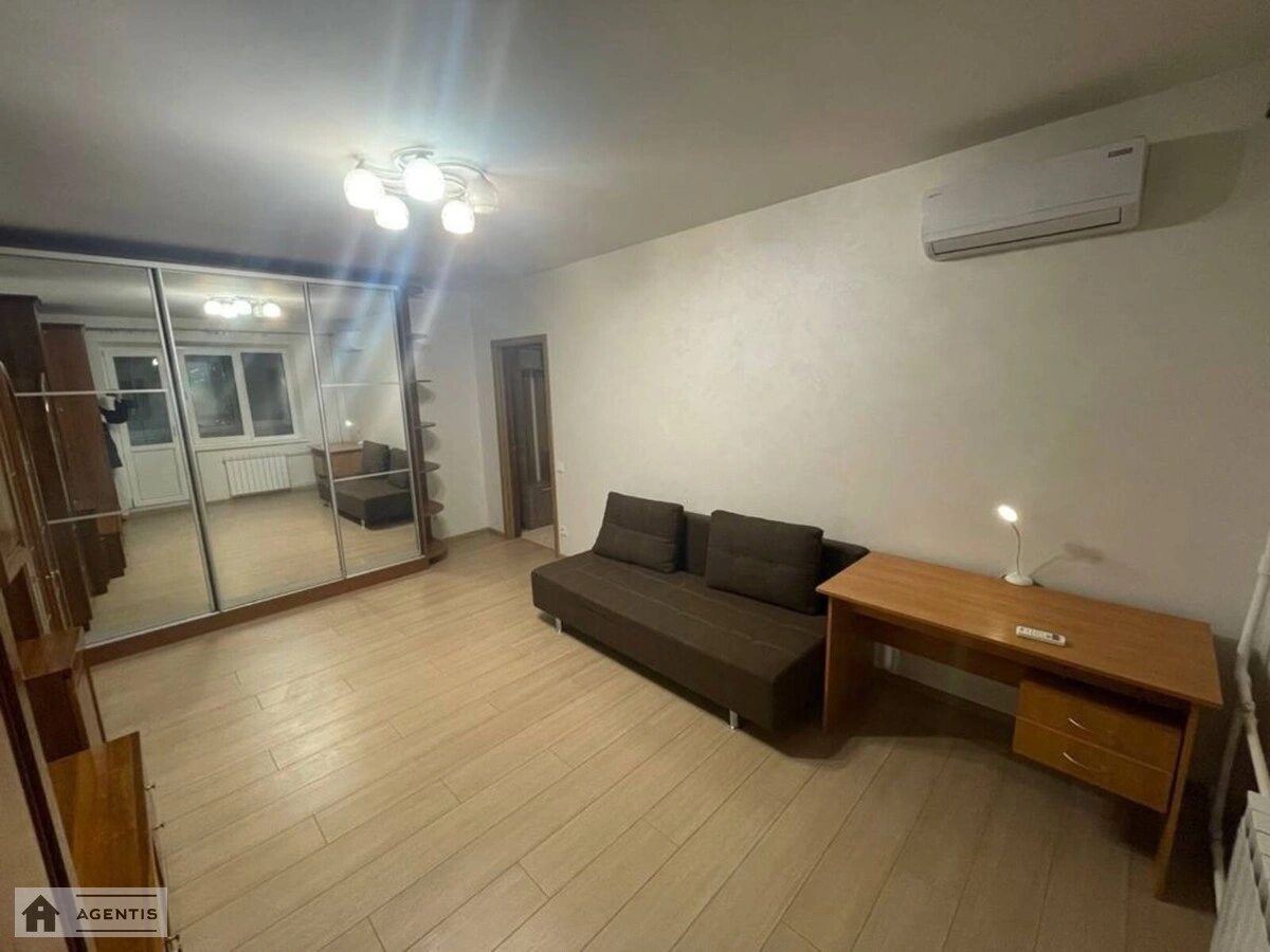 Apartment for rent 2 rooms, 55 m², 4th fl./9 floors. 14, Pivnichna 14, Kyiv. 