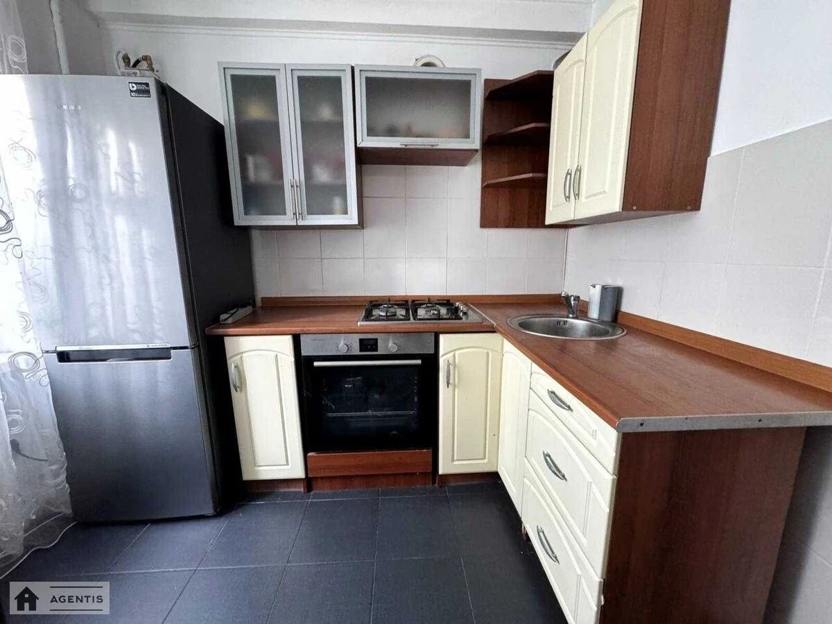 Сдам квартиру 2 комнаты, 40 m², 4 эт./5 этажей. Ушинского, Киев. 