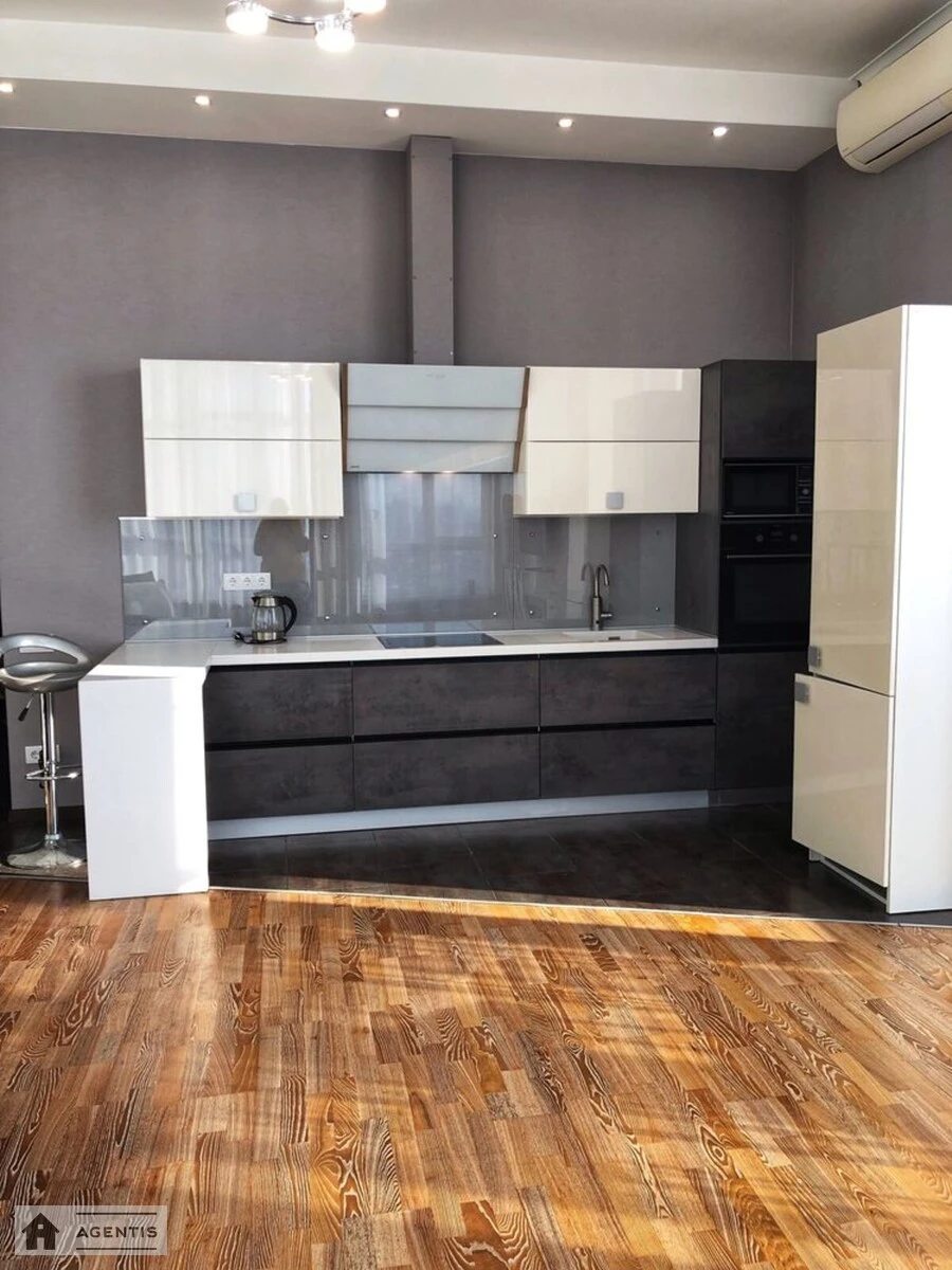 Сдам квартиру 2 комнаты, 65 m², 31 эт./32 этажа. 118, Жилянская 118, Киев. 