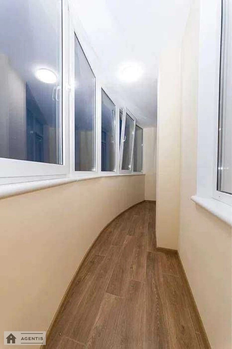 Сдам квартиру 2 комнаты, 52 m², 3 эт./16 этажей. 9, Івана Крамського вул., Киев. 