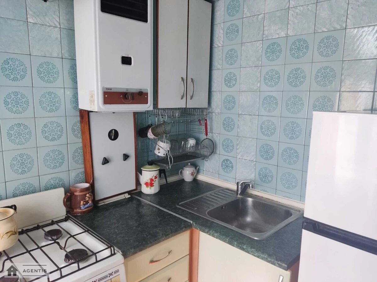 Apartment for rent 1 room, 33 m², 2nd fl./5 floors. 23, Marka Bezruchka vul. Babushkina, Kyiv. 