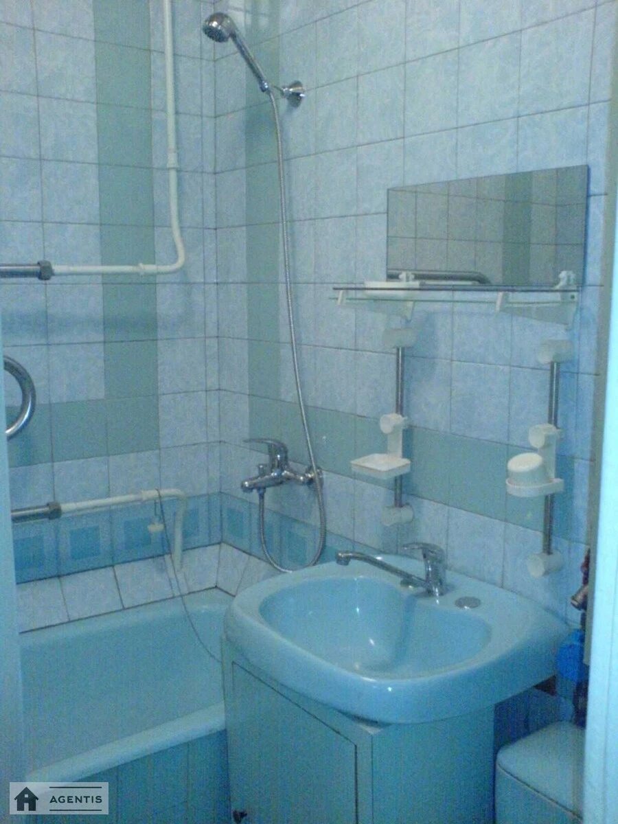 Apartment for rent 1 room, 33 m², 2nd fl./5 floors. 23, Marka Bezruchka vul. Babushkina, Kyiv. 