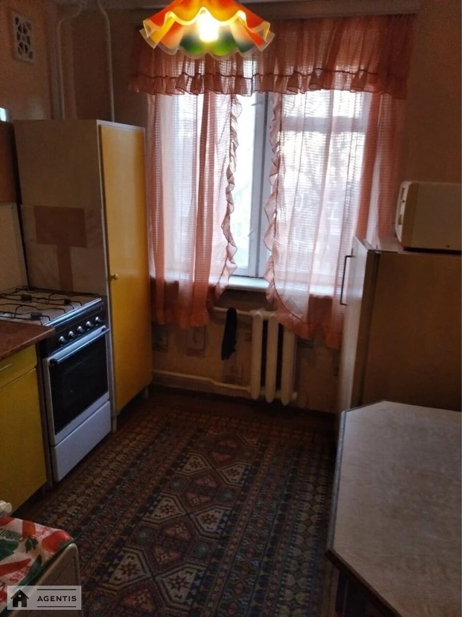 Сдам квартиру 2 комнаты, 47 m², 3 эт./5 этажей. 5, Ушинского 5, Киев. 