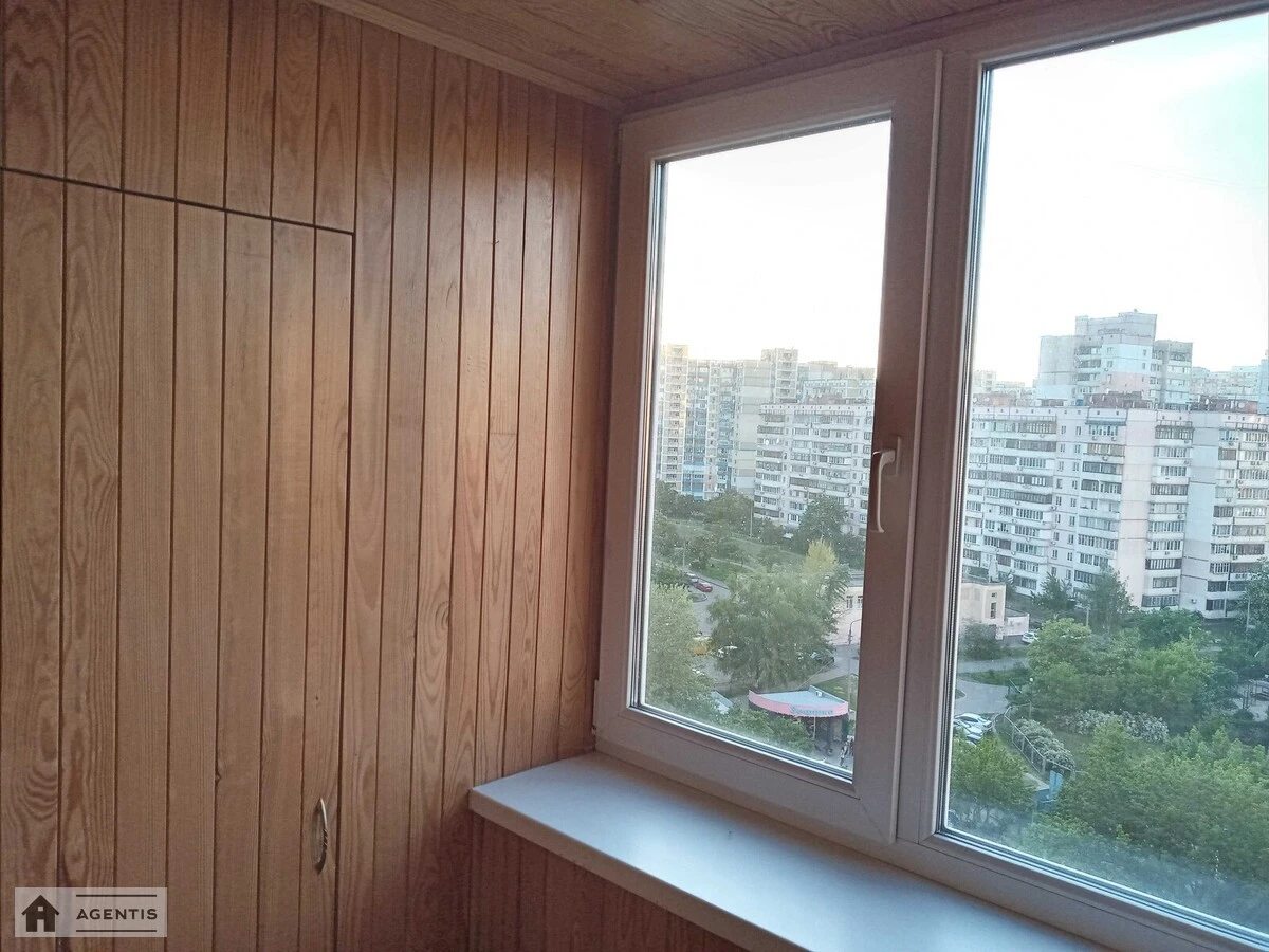 Apartment for rent 3 rooms, 71 m², 10th fl./16 floors. 16, Anny Akhmatovoyi vul., Kyiv. 