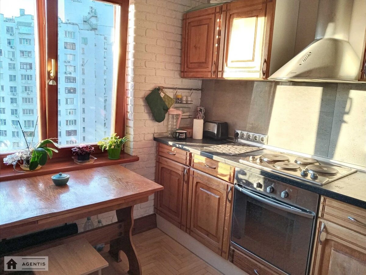 Apartment for rent 3 rooms, 71 m², 10th fl./16 floors. 16, Anny Akhmatovoyi vul., Kyiv. 