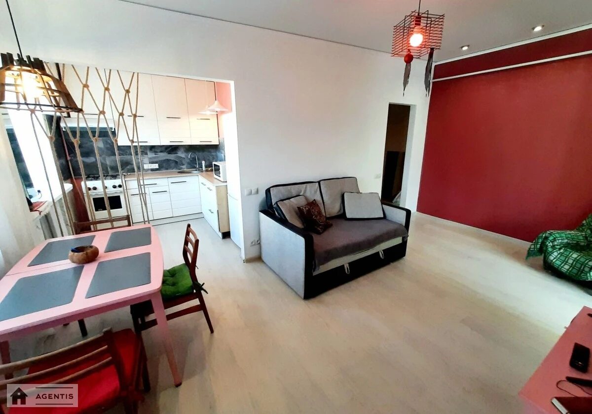 Сдам квартиру 2 комнаты, 45 m², 5 эт./5 этажей. 15, Введенская 15, Киев. 