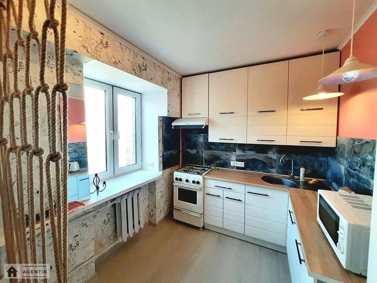 Apartment for rent 2 rooms, 45 m², 5th fl./5 floors. 15, Vvedenska 15, Kyiv. 