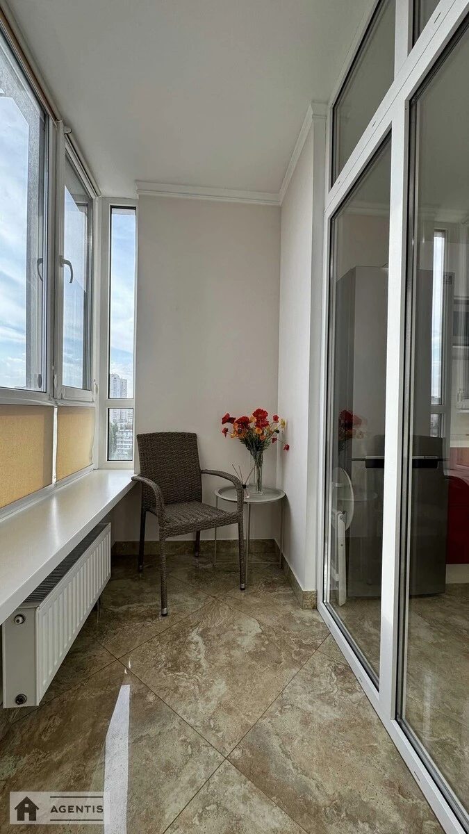 Сдам квартиру 2 комнаты, 67 m², 12 эт./25 этажей. 20, Соломянська вул., Киев. 