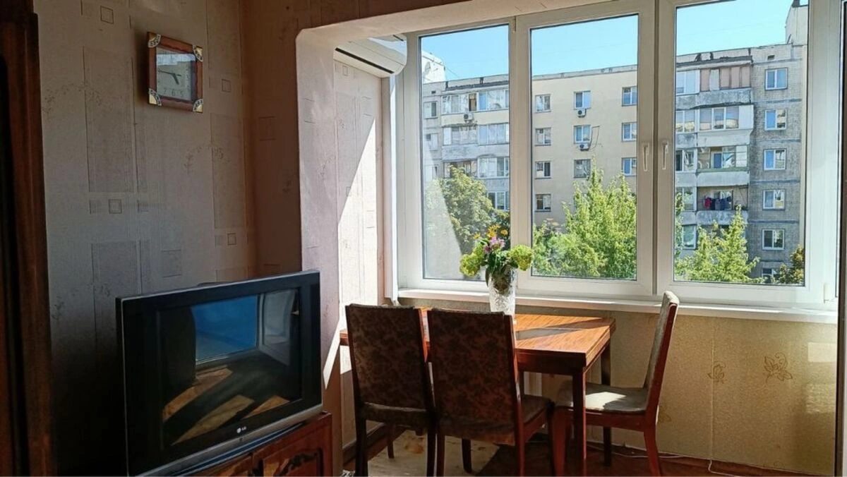 Сдам квартиру 2 комнаты, 53 m², 6 эт./9 этажей. 25, Энтузиастов 25, Киев. 