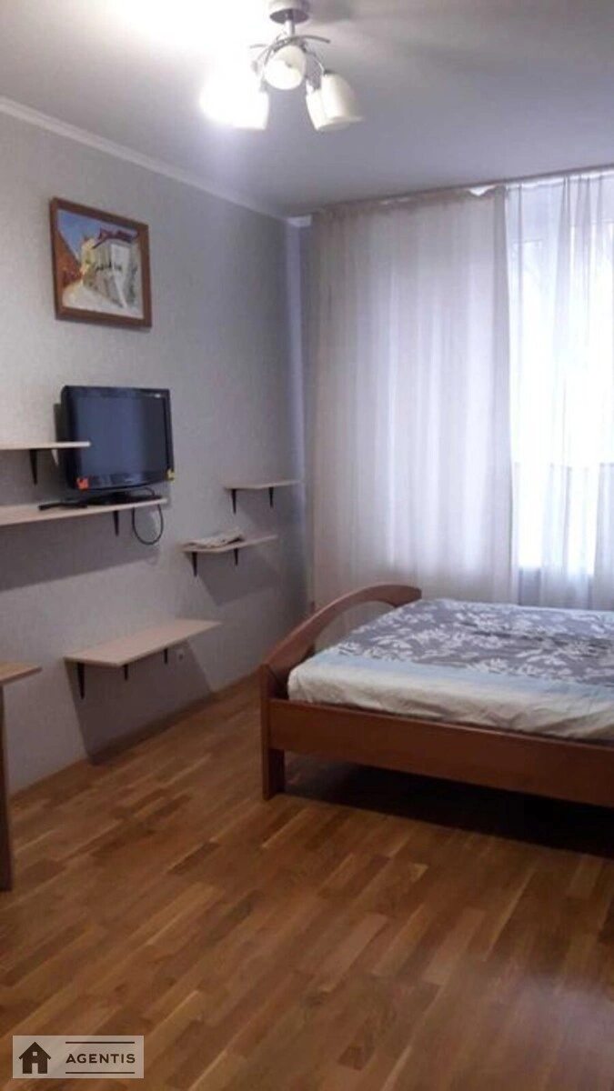 Apartment for rent 1 room, 40 m², 3rd fl./16 floors. Anatoliya Petrytskoho vul., Kyiv. 