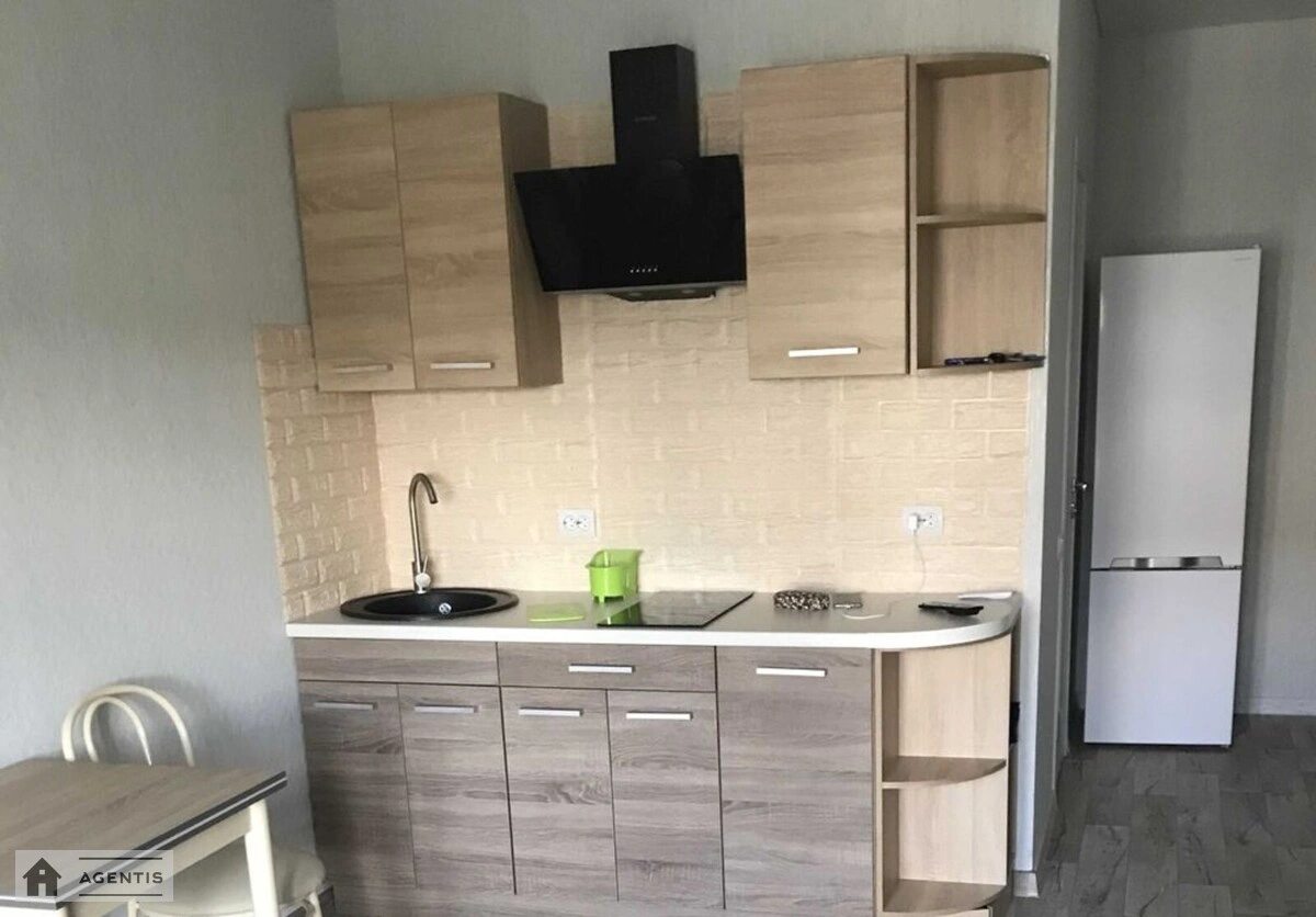 Сдам квартиру 1 комната, 29 m², 4 эт./6 этажей. 1, Гетьманська вул. (Майкопська), Киев. 