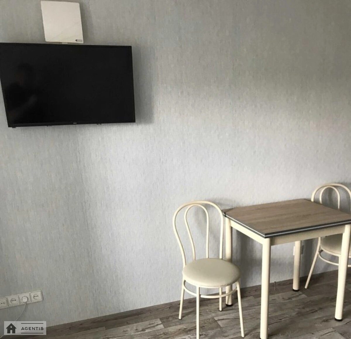 Apartment for rent 1 room, 29 m², 4th fl./6 floors. 1, Hetmanska vul. Maykopska, Kyiv. 