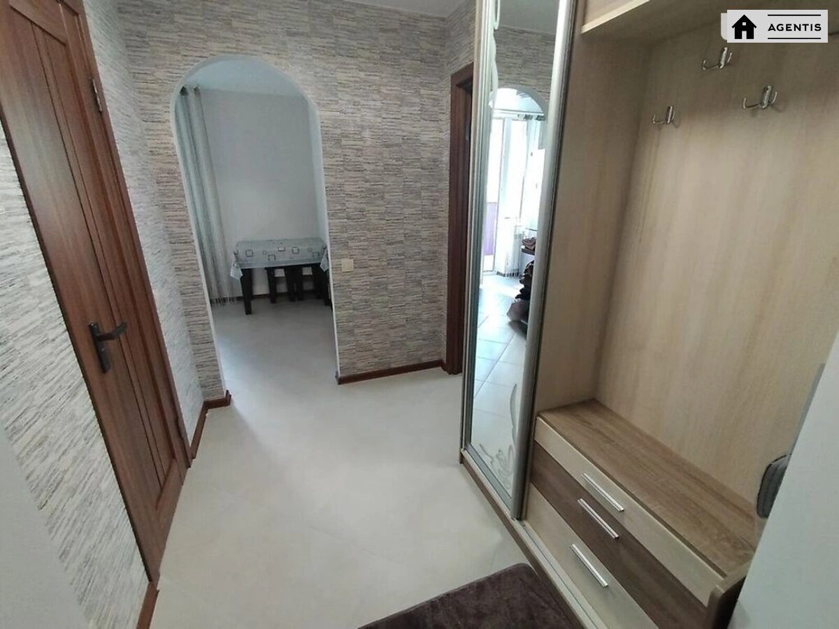 Сдам квартиру 2 комнаты, 49 m², 5 эт./14 этажей. 15, Архітектора Ніколаєва вул., Киев. 