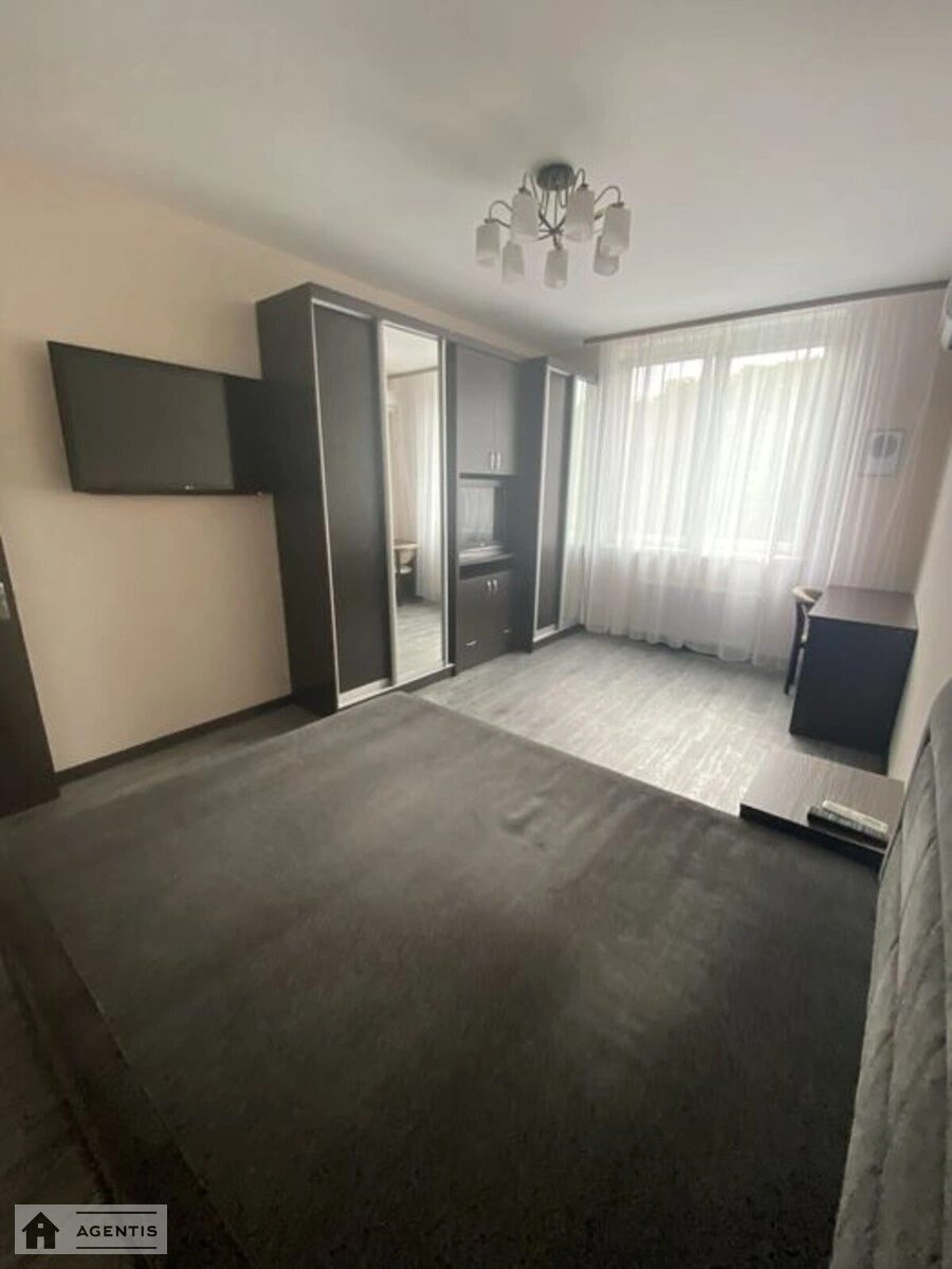 Apartment for rent 1 room, 42 m², 6th fl./12 floors. Vyshgorodska, Kyiv. 