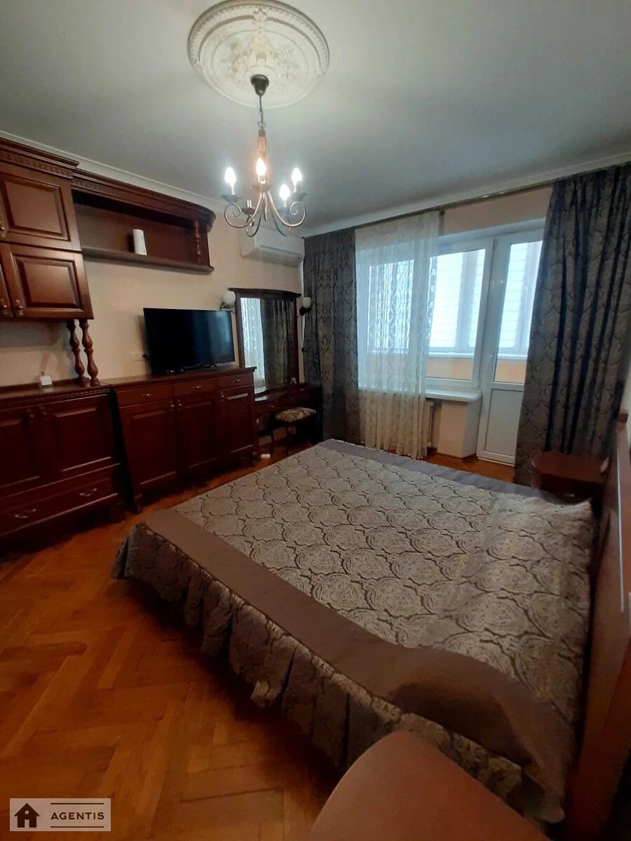 Сдам квартиру 1 комната, 38 m², 4 эт./12 этажей. 1, Виноградный 1, Киев. 