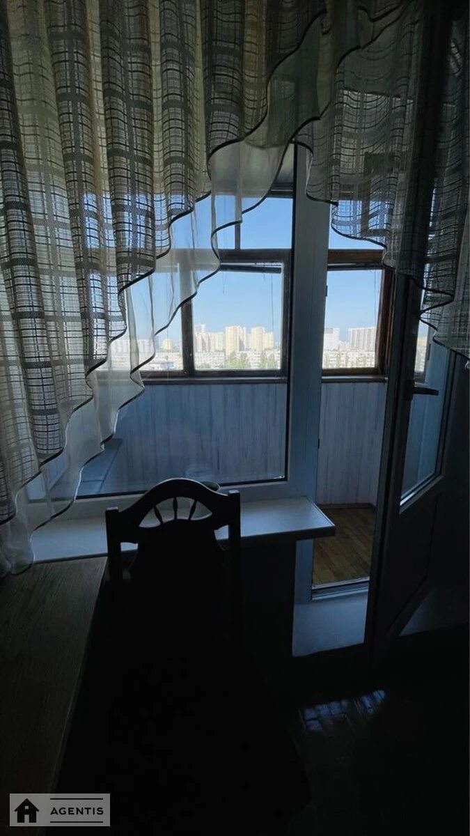 Apartment for rent 3 rooms, 70 m², 12th fl./16 floors. Malyshka vul., Kyiv. 