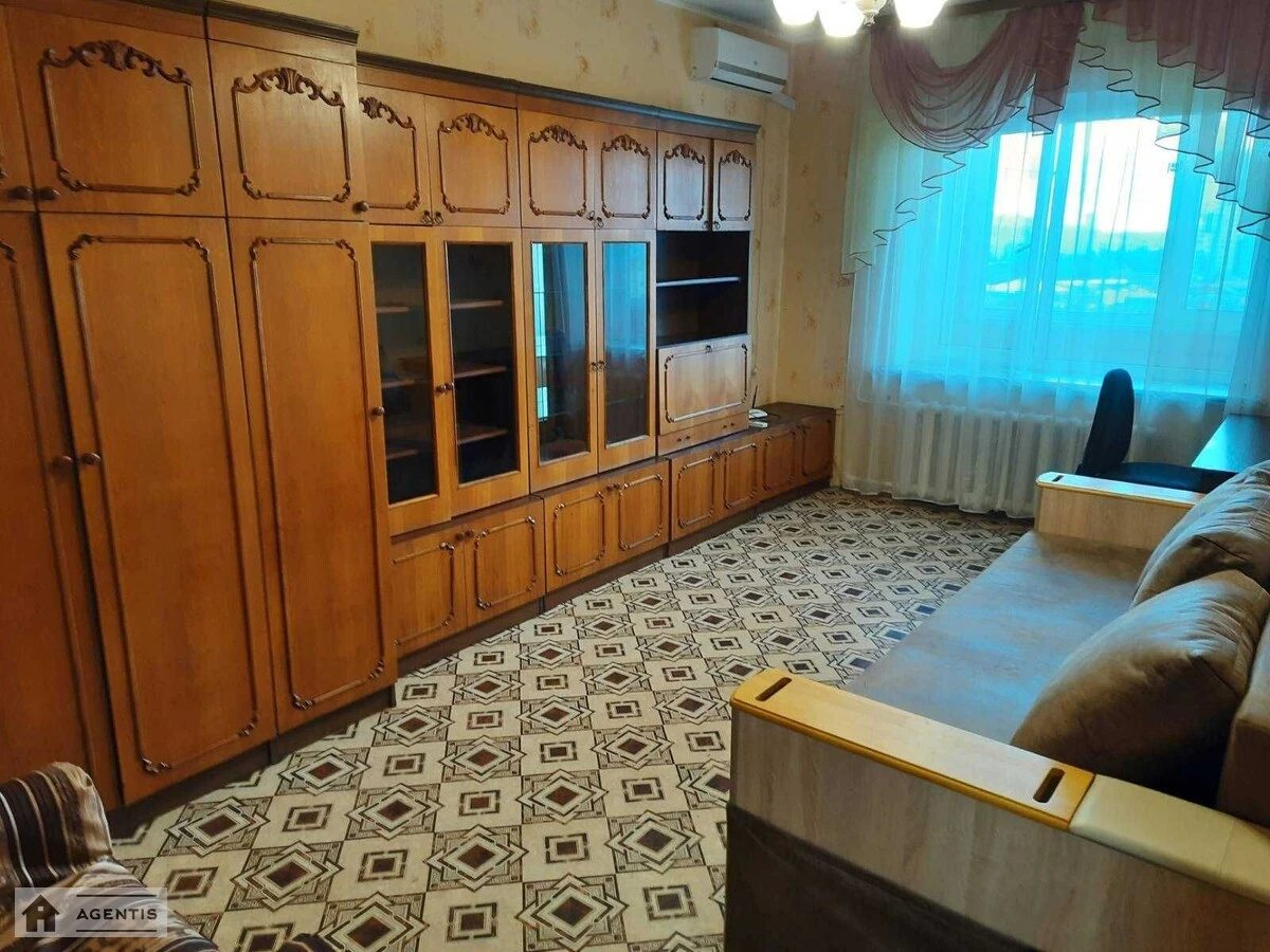 Сдам квартиру 3 комнаты, 72 m², 12 эт./16 этажей. 31, Драгоманова 31, Киев. 