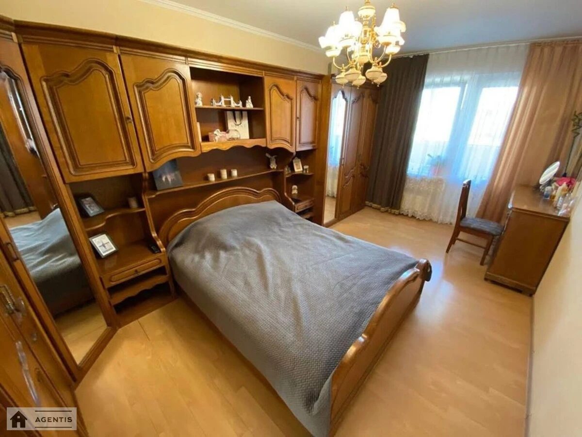 Apartment for rent 3 rooms, 105 m², 4th fl./16 floors. Darnytskyy rayon, Kyiv. 