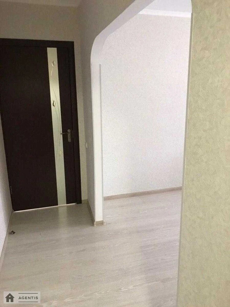 Сдам квартиру 2 комнаты, 45 m², 2 эт./5 этажей. Юлії Здановської вул. (Михайла Ломоносова), Киев. 