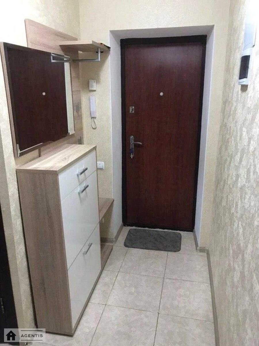 Сдам квартиру 2 комнаты, 45 m², 2 эт./5 этажей. Юлії Здановської вул. (Михайла Ломоносова), Киев. 